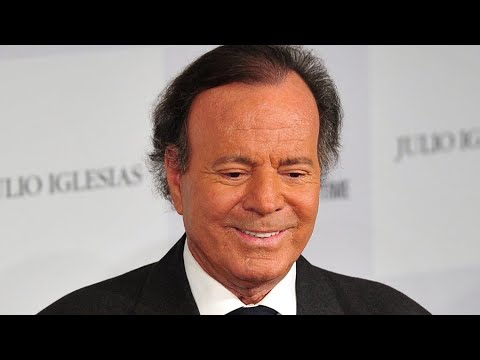 Julio Iglesias speaking 5 languages