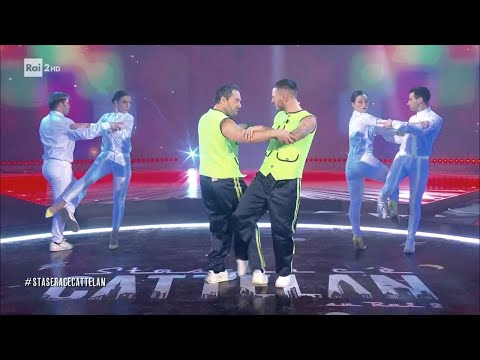 "Smack my Bitcha cha cha" con Claudio Santamaria - Stasera c'è Cattelan su Raidue 23/03/2023