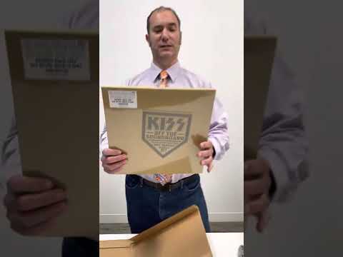 Unboxing KISS - Off the Soundboard: Live in Des Moines 1977