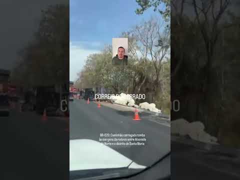 BR-020: Caminhão carregado tomba às margens da rodovia entre Alvorada do Norte e o distrito de Santa