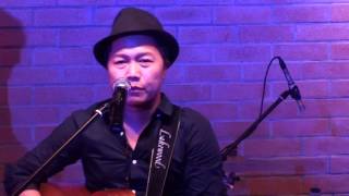 Sandhy Sondoro performing &quot;Bunga Mimpi&quot; @ Holliwings