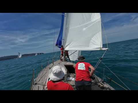 Issata spinnaker in regata con equipaggio ridotto