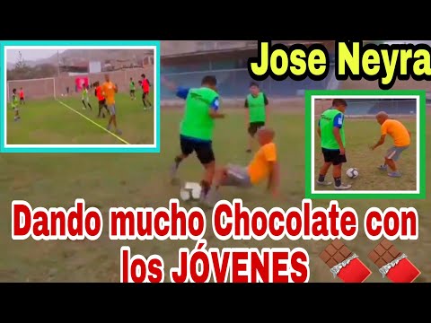 Jose Neyra entrenador / entrenando con los jóvenes en el campo deportivo / Mucho Chocolate / 2022