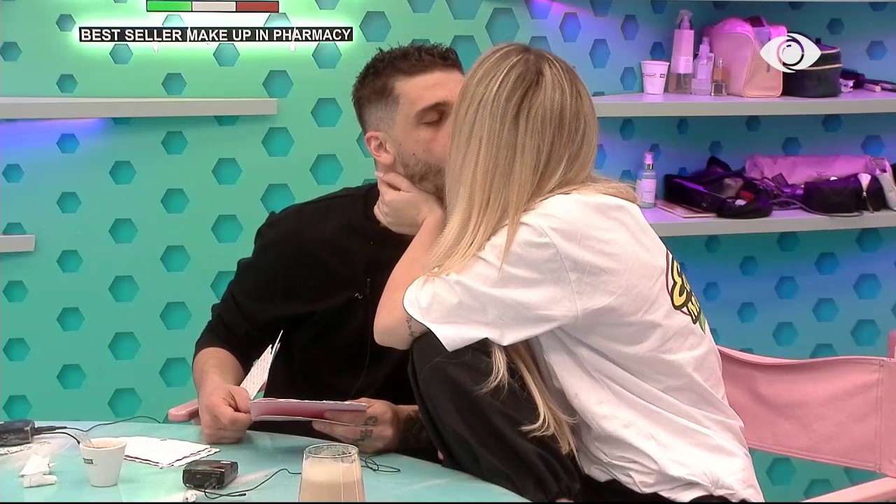 Selin dhe Gimbo shkëmbejnë puthje ndërsa bëjnë gati ftesat e dasmës së tyre