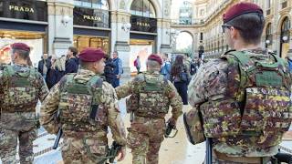 I Lince, i controlli, le perquisizioni: la (strana) giornata dei parà a Milano