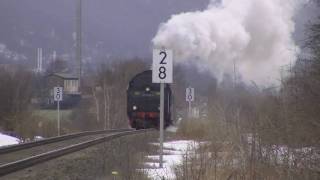 preview picture of video '(HD) 50 3708 mit kurzem Sonderzug an einem einsamen Bahnübergang nahe Heudeber'