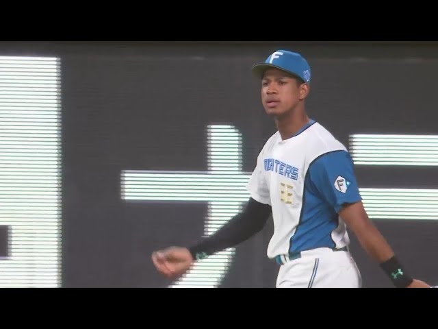 【9回表】自慢の強肩で進塁阻止!! ファイターズ・万波中正 一回転しながら正確な送球!! 2024年6月15日 北海道日本ハムファイターズ 対 読売ジャイアンツ