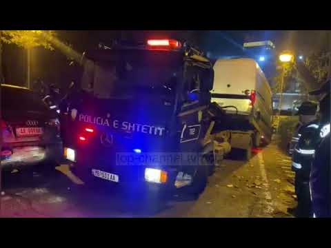 Top Channel/ Protesta e dhunshme në PD/ Policia merr një furgon nga vendngjarja