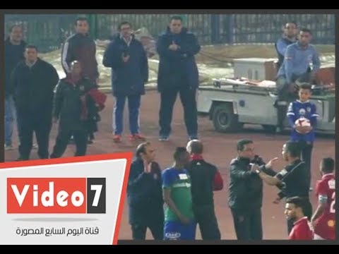 انفعال البدرى وعبد الحفيظ علي حكم مباراة المقاصة بسبب انذار عبدالله السعيد