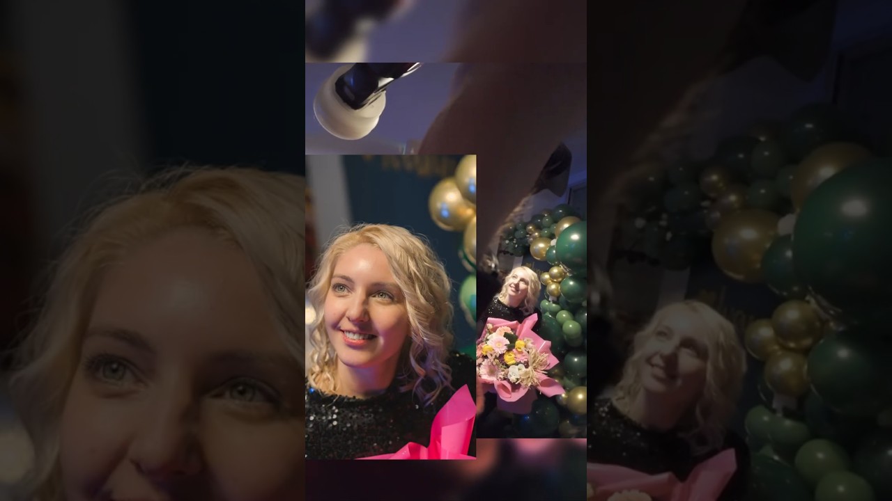 Sorriso naturale di una ragazza bionda tra fiori e palloncini durante un battesimo a Novara, fotografo Studio Icona Foto.
