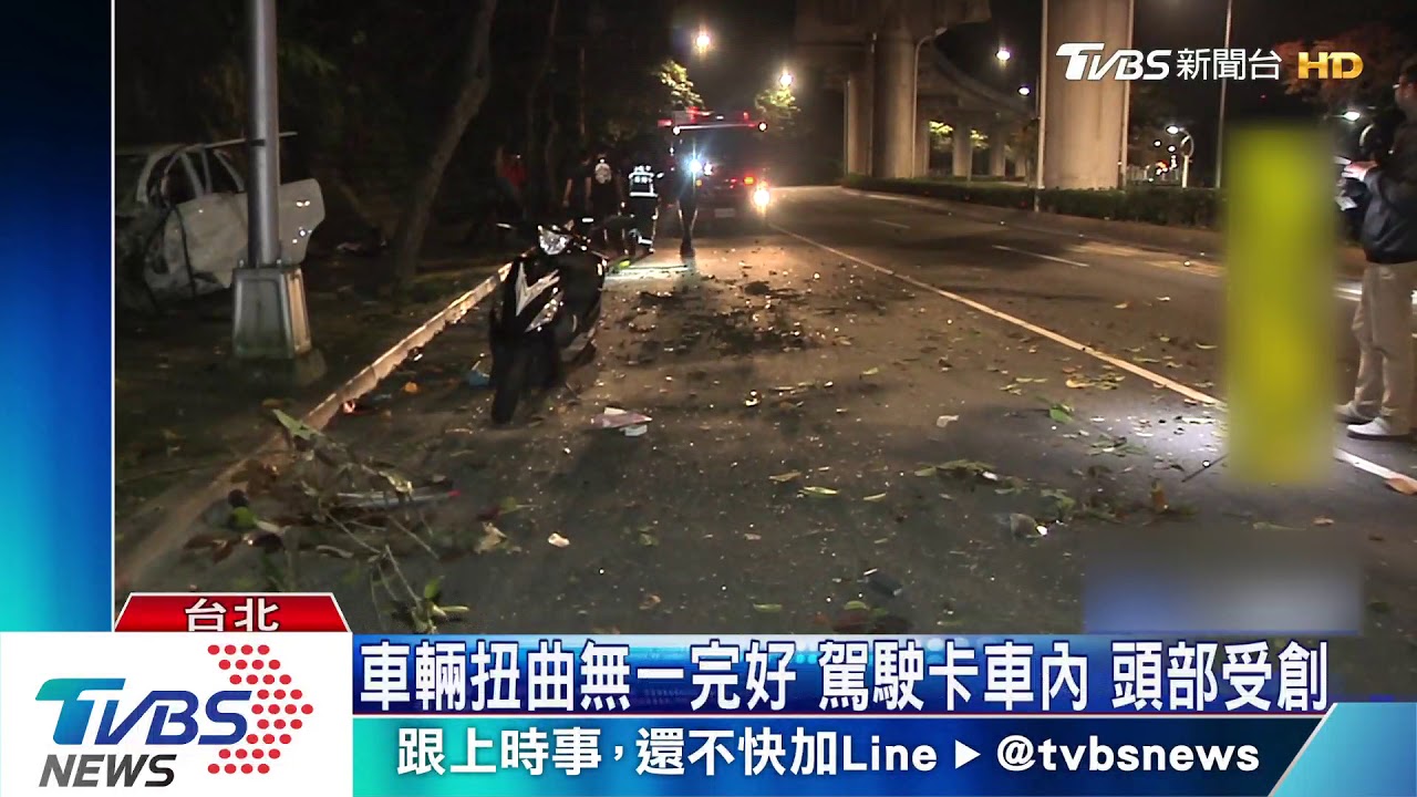 疑車速太快過彎失控　休旅車衝上人行道
