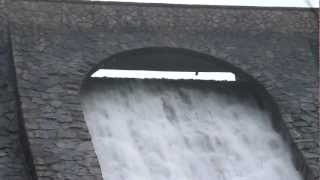 preview picture of video 'Talsperre Sosa, Hochwasser Überlauf'