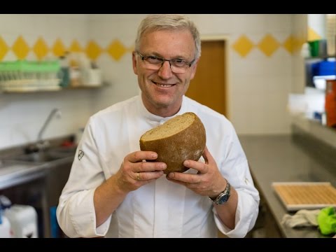 Wanderhotel Outside in Matrei, Heubrot-Herstellung