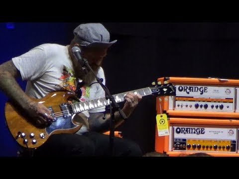 Brent Hinds of Mastodon Clinic Part 1 of 2 - Gearsy.com