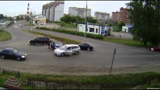 preview picture of video 'ДТП в Серпухове. Встреча двух иномарок на высокой скорости  28 мая 2014.'