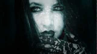 A face. As moonlight shines, devenir gris