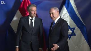 ראש הממשלה בנימין נתניהו נפגש עם ראש ממשלת הולנד דיק סכוף (עדכוני משרד ראש הממשלה) - התמונה מוצגת ישירות מתוך אתר האינטרנט יוטיוב. זכויות היוצרים בתמונה שייכות ליוצרה. קישור קרדיט למקור התוכן נמצא בתוך דף הסרטון