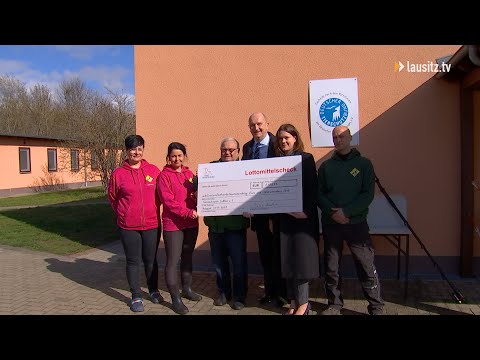 Ministerpräsident übergibt Scheck an Tierheim