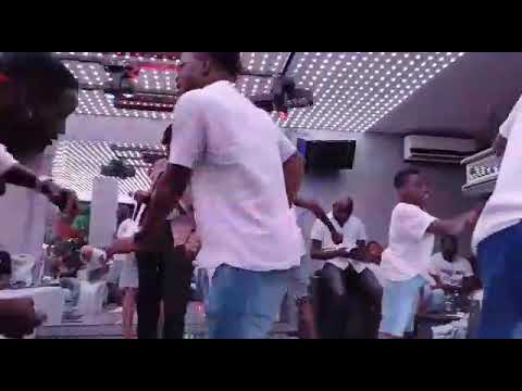 dj moasco en prestation avec ces danseur sur le pkassikolonda feat mix Premier