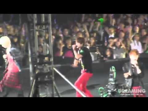 (fancam)110902 Eunhyuk's strip! @ SMTownTokyo