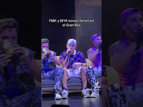 MYA y FMK toman fernet durante un show