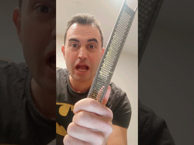 Vídeo relacionado con Microplane Zester - Rallador de cocina en Azul Mezclilla para cítricos, parmesano, jengibre, chocolate y nuez moscada con hoja fina de acero inoxidable. Fabricado en Estados Unidos