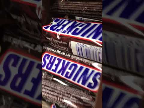 OMG LOTS OF CHOCOLATE. #trending #chocolate #ytshort #youtubeshorts #sweets #snickers
