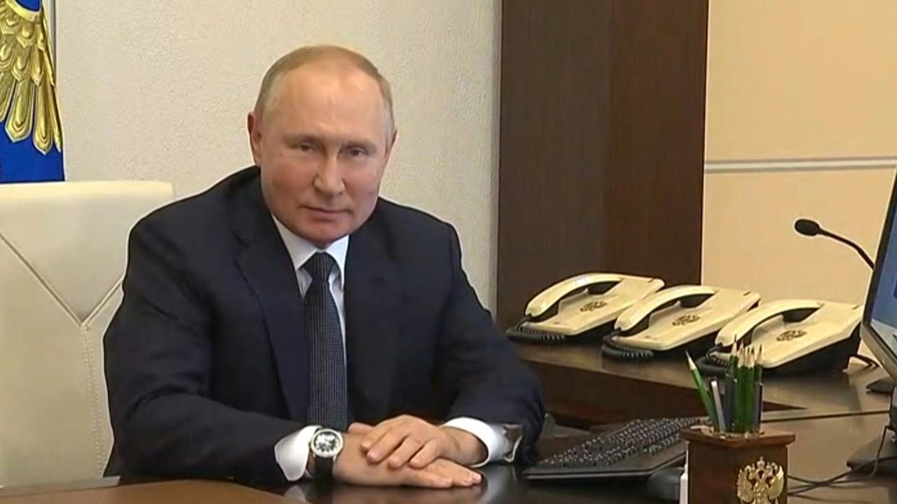 Putin votes online after going into isolation over Covid contact | AFP