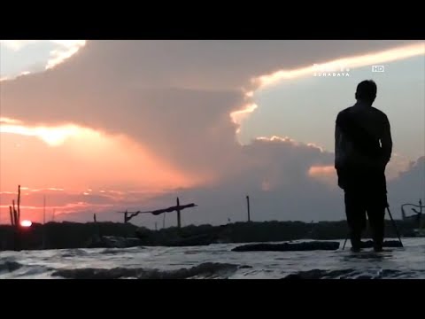 NET. JATIM - NGABUBURIT SEMBARI NIKMATI SUNSET SURAMADU
