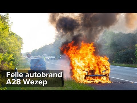 Felle autobrand op de A28 tussen 't Harde en Wezep - ©StefanVerkerk.nl