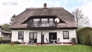 preview picture of video 'Reetgedecktes Ferienhaus Möwe in Lancken-Granitz'