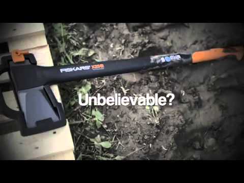 FSK122460 Fiskars Splitting Axe X25 vs Tank
