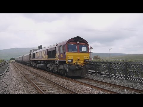 66206 passing Ribblehead station (Settle & Carliale Line) August 2014