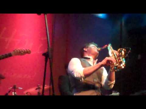 Michael Lington performs Uptown Groove live at Spaghettini