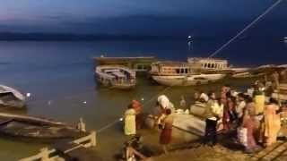 preview picture of video 'Inde 2014 : Varanasi : Lever de soleil sur les ghats'