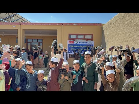 Afganistan'da Ramazan Ayında Yetimlere ve İhtiyaç Sahiplerine Bayramlık Kıyafet Dağıtımı Yaptık