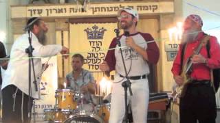 Rabbi Ariel Konstantyn sings with Piamenta