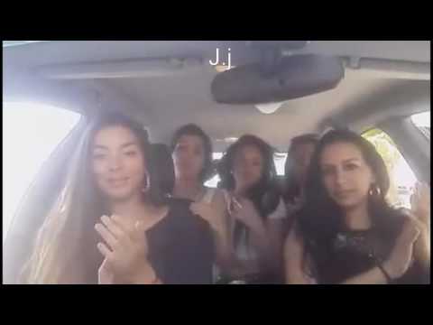 Gitanas guapas cantando en el coche