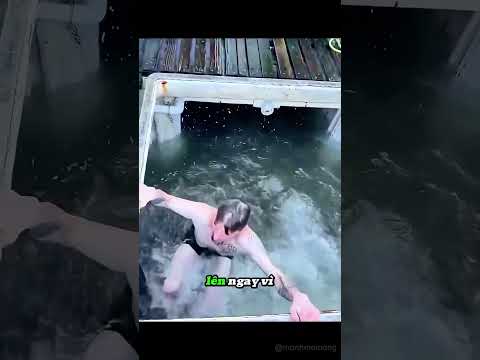 Đừng bao giờ nhảy vào bể nước lạ 😭