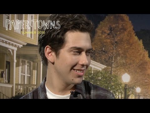 Paper Towns (Featurette 'Cara Delevingne & Nat Wolff Play Either/Or')