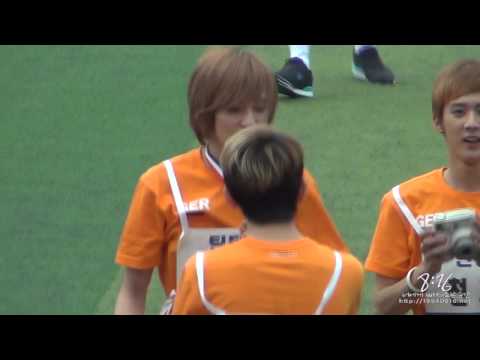 [FANCAM] 120710 Niel waves to fans and shows his gold medal at MBC Idol Sports