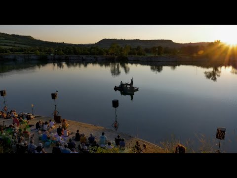 Marinero, spectacle Flottant. Création polpo productions, en collaboration avec le pianO du lac. Portés par de longues vagues de musique, par une poésie pleine d’embruns, par un vent rieur et léger qui gonfle la voile, Samuel Arnoux, alias Ce Bon Vieux Sam, et la pianiste Nathalie Morazin nous embarquent à la dérive dans le Pacifique Sud. DISTRIBUTION: Nathalie Morazin (piano, chant, composition, arrangement) Samuel Arnoux alias Ce Bon Vieux Sam (chant, accordéon, auteur-compositeur, interprétation) Nicolas Buclin (régie son) Thomas Amouyal (régie générale). Mise en scène: Robin Vargoz - robin-vargoz.jimdosite.com Costume Nathalie Morazin: Mélanie Loirat - www.melanieloirat.com Production: Polpo productions - www.polpoproductions.com Vidéo réalisée par Laurent Haubin pour 4 Oeil production www.quatreoeil.com Lieu: lac de la Cisba - Sévérac-d'Aveyron ©le catapiano - création le piano du lac et Voël - www.pianodulac.eu ©photo Claude Mery