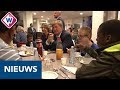 Willem-Alexander brengt verrassingsbezoek aan buurthuis Mandelaplein - OMROEP WEST
