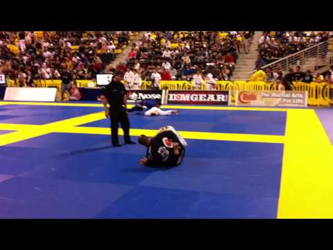Luca Anacoreta vs Joao Miyao  world championship 2011