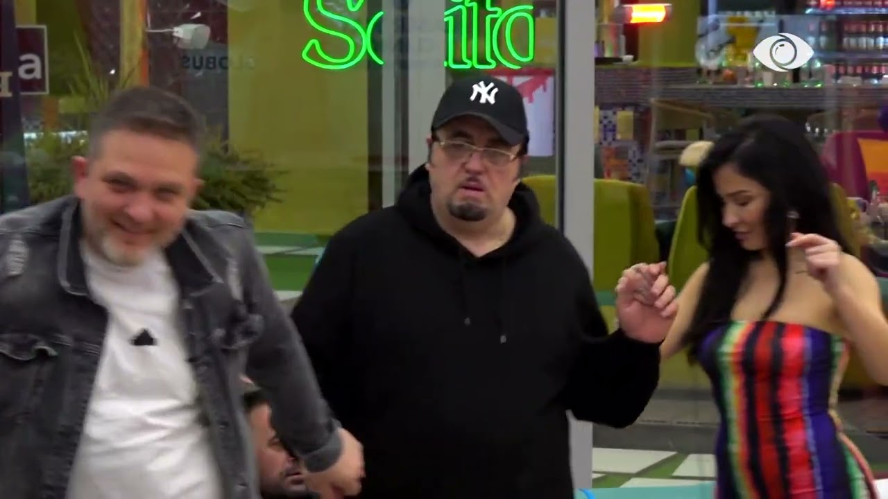 Me muzikë popullore, banorët kërcejnë valle në shtëpinë e Vëllait të Madh