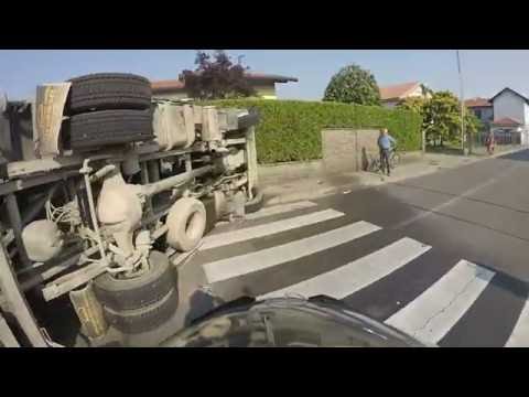 Conducente di autocarro travolge macchine in sosta a Cesate e poi si ribalta all'incrocio 24 giugno