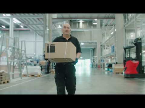TRUMPF Services: Ein Original Teil geht auf Reisen durch das TRUMPF Logistikzentrum