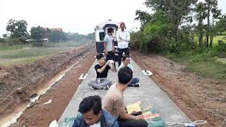 preview picture of video 'Royal Railway - Train to Poipet @ Bamnak station'