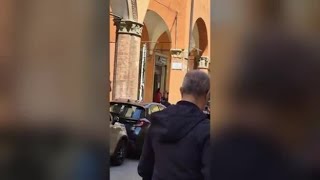 L'uomo che ha smontato un cartello stradale e lo ha trascinato. Sassone (FdI): «La città è divent...