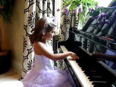 7 year old girl AMAZING piano performance!!!